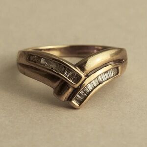 Kinn Vintage 14K Gold Ring with Baguette Diamonds